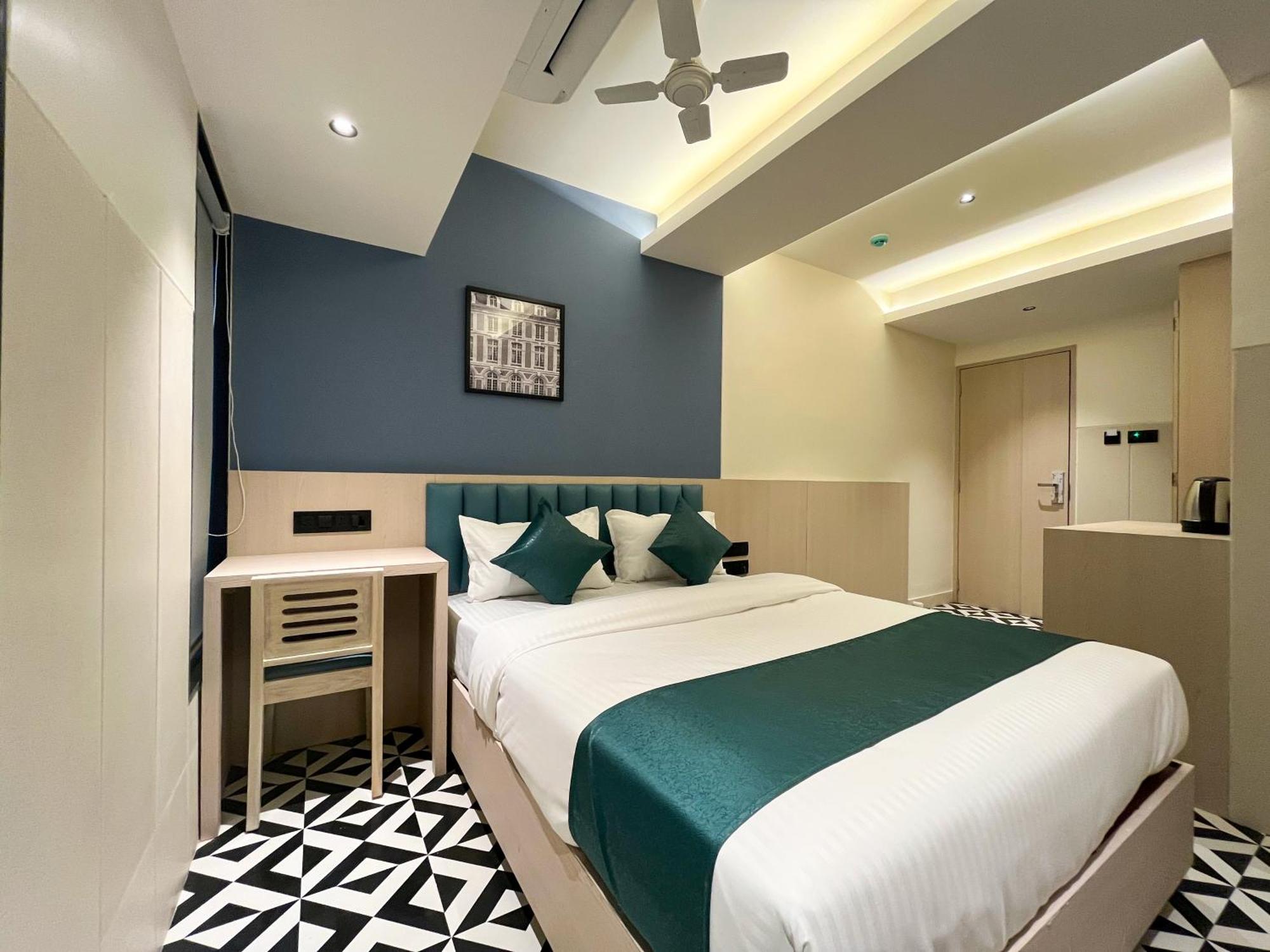Bandra Hotel